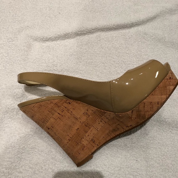 Nine West beige patent peep hole heels - Picture 4 of 5